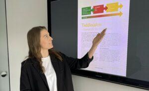 Linda Andersson läser sista terminen på Personalvetarprogrammet vid Göteborgs Universitet, upptill studierna jobbar hon som handledare på A-Karriärs kontor i Göteborg.